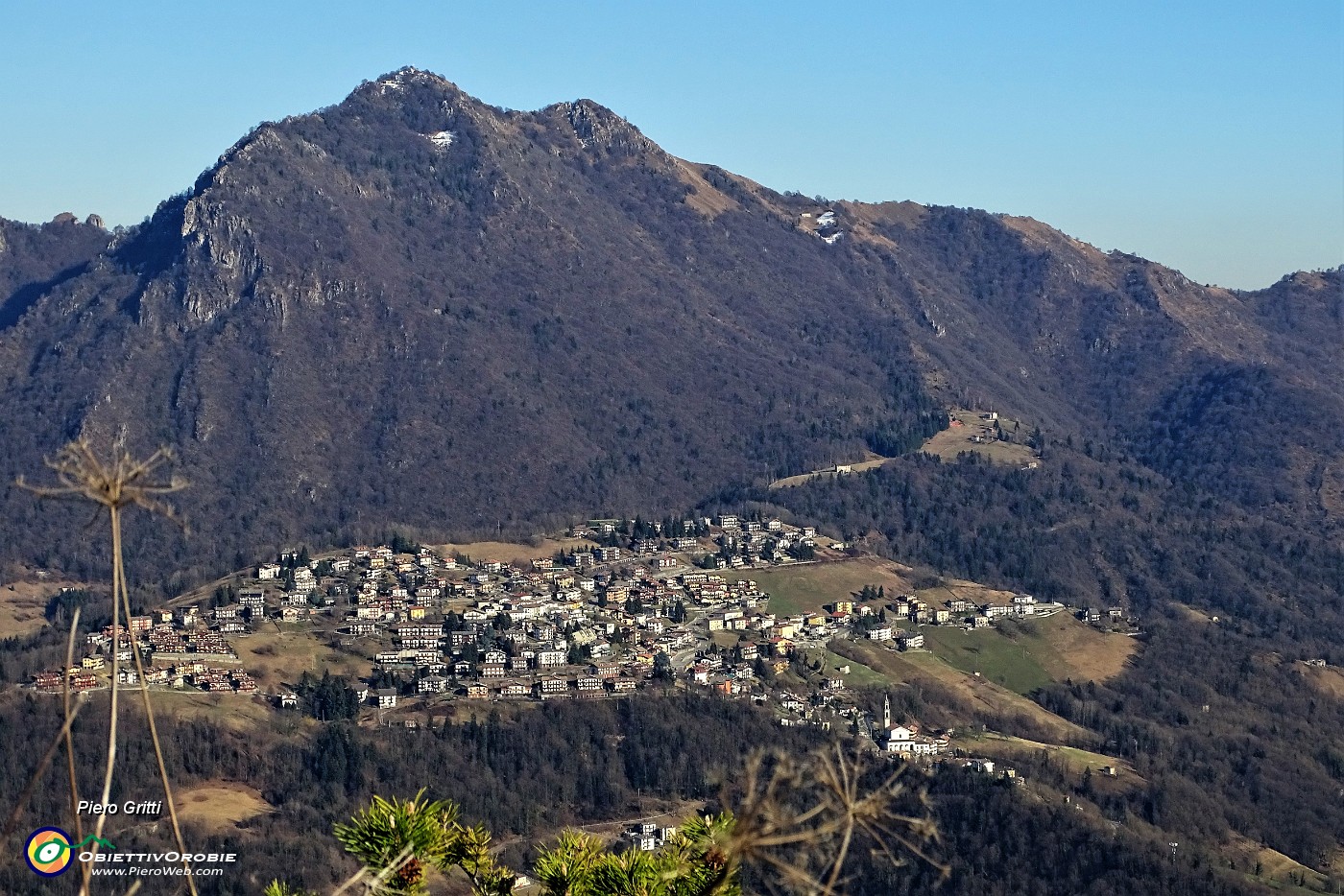 67 Dal Pizzo Rabbioso zoom sul Suchello con Costa Serina.JPG